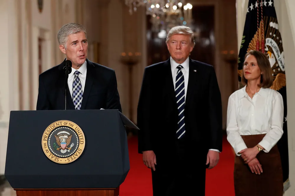 Dommer Neil Gorsuch taler mens hans kone Louise og president Donald Trump står ved hans side. Trump utpekte tirsdag Gorsuch som ny høyesterettsdommer i USA. Foto: Carolyn Kaster/AP photo/NTB Scanpix