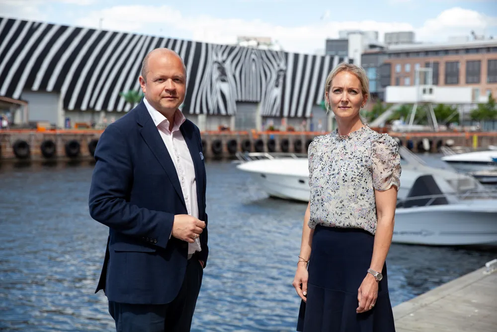 Investeringsdirektør Christian Dahl og bærekraftssjef Hilde Nordbø annonserte i fjor sommer Handelsbankens eksklusjon av olje- og gasselskaper fra sine fondsporteføljer.