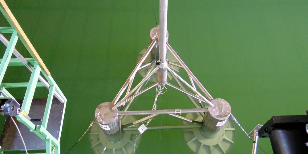 .Floating wind platform model test in Spanish R&D centre CENER's wave tank