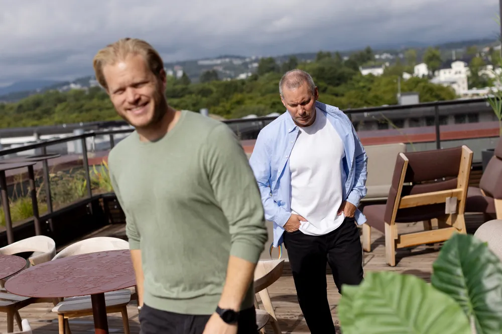 Remarkables amerikanske toppsjef Phillip Hess (til høyre) sier tollkrigen vil bidra til økte kostnader, og at selskapet allerede har opplevd dette i første kvartal. Til venstre er Remarkable-gründer Magnus Wanberg.