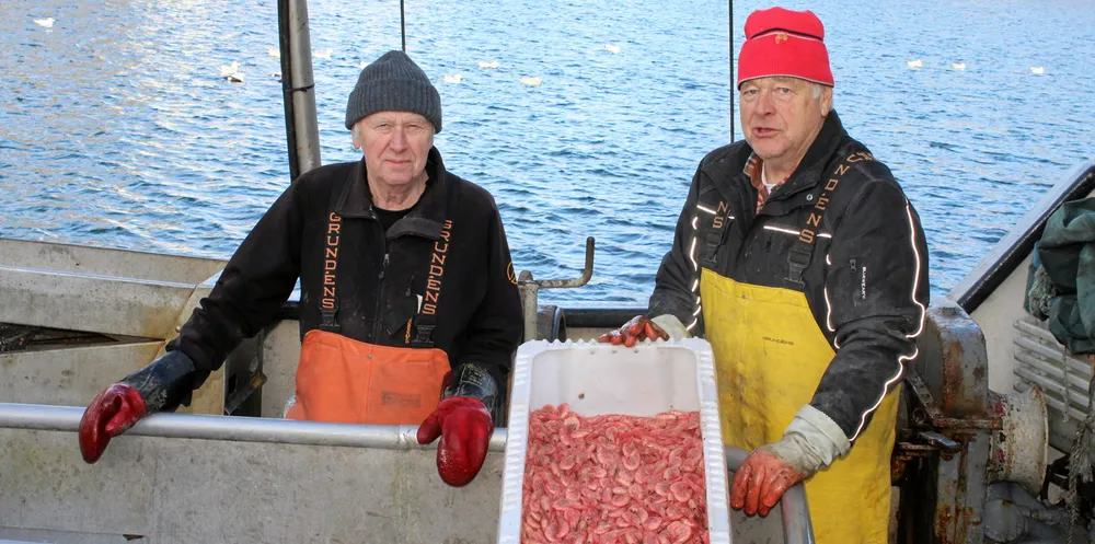 – Det ble bare 25 kilo reker i et prøvehal torsdag, sier Terje Lunde (t.v.) og Atle Lunde på «Ternen».
