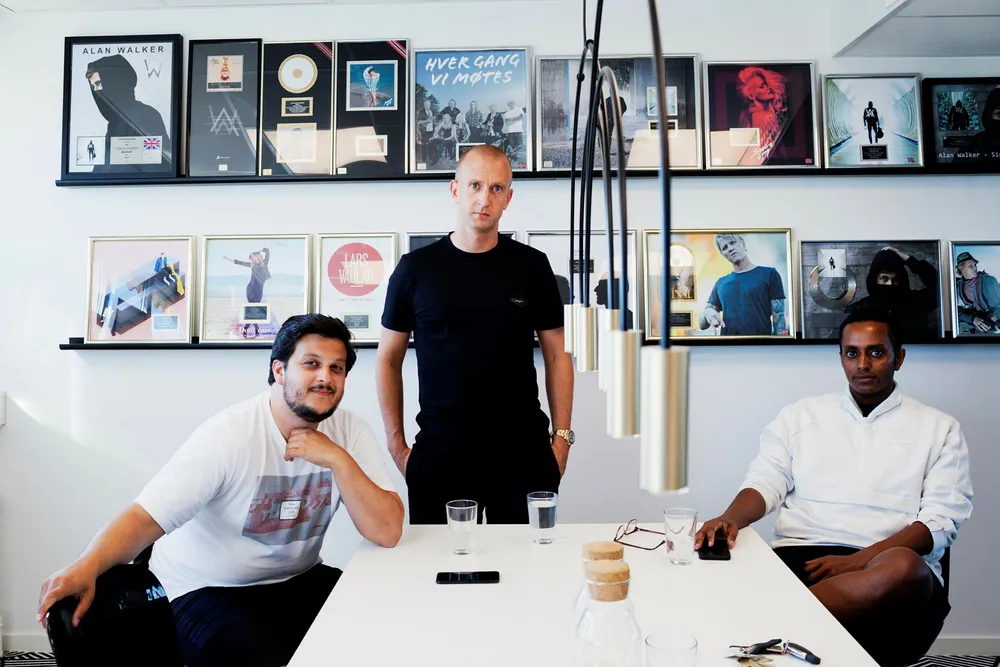 Gilbert Lunde (f.v.), Gunnar Greve og Yonas Aregai eier og driver musikkselskapet Mer, som blant annet står bak storsuksessen Alan Walker. Foto: Knut Egil Wang