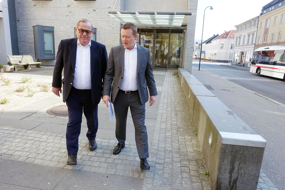 Tore Hansen-Tangen (til venstre) sammen med daglig leder Tor Hodne i Viking Think Tank as/Viking Heat Engines as på vei ut av Tinghuset i Kristiansand etter konkursbegjæring i vår. Nå er det duket for ny runde.