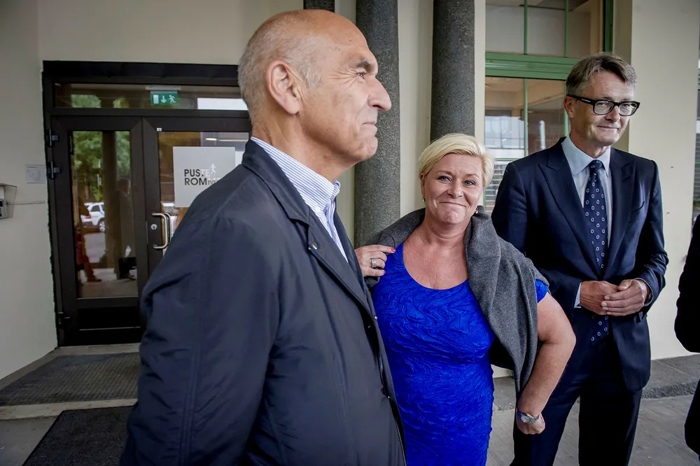 Forretningsmennene Arthur Buchardt (til venstre) og Øyvind Eriksen flankerte finansminister Siv Jensen og lånte henne genser, etter at hun tirsdag annonserte at staten vil bygge ny kreftklinikk til 3,1 milliarder. Foto: Gorm K. Gaare