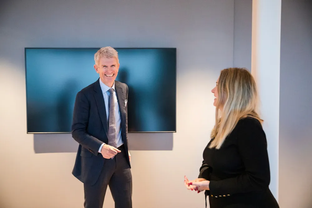 Pareto Securities-sjef Christian Jomaas (til venstre) har merket en stor endring i oppdragsmengden gjennom korona, men de ansatte har hatt hendene fulle. Finansdirektør Camilla Kempe i Sverige kan vise til størst vekst i fjor.