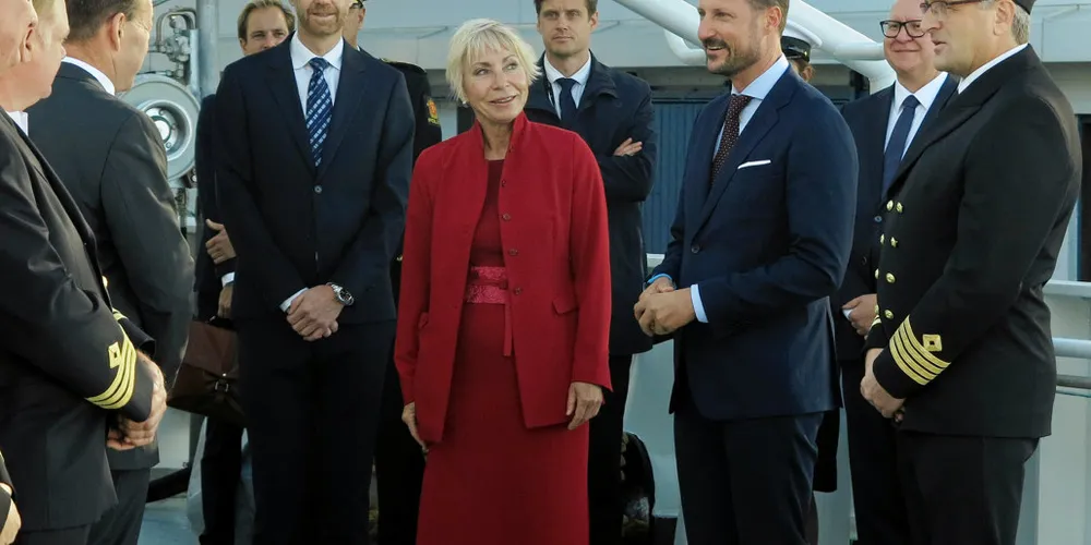 Hans Kongelige Høyhet kronprins Haakon møter mannskapet om bord på «Dr. Fridtjof Nansen», her flankert av havforskningsdirektør Sissel Rogne og kaptein om bord, Tommy Steffensen. Steffensen er glad for at mannskapet fikk denne oppmerksomheten.