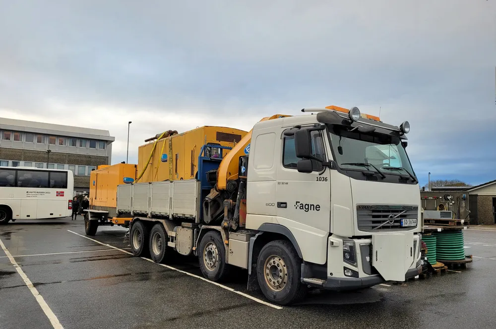 Her ser man en spesialutstyrt lastebilen og to aggregat som ble donert fra Haugaland Kraft til Ukraina mot slutten av 2022. Siden den gang har den norske kraftbransjen sendt ned betydelige mengder overskuddsmateriell til det krigsrammede landet.