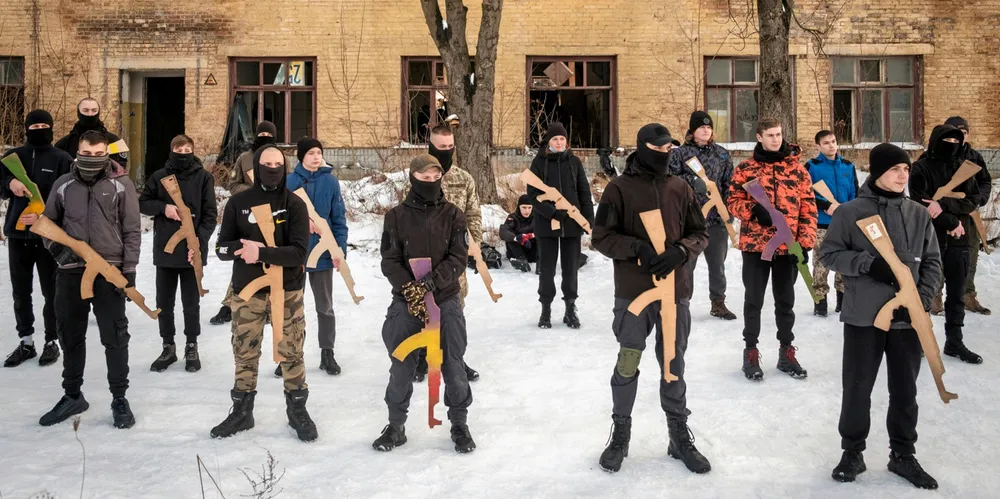 Vi må stå tydelig på lag med både Ukraina og andre stater som vil velge demokrati og selvstendighet framfor livet som lydrike under Russland, skriver Per Vidar Kjølmoen. Bildet viser sivile ukrainere som trente på militære angrep.