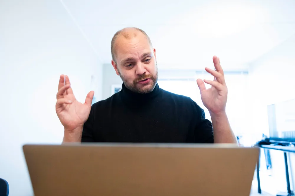 Mímir Kristjánsson hamret ned harde ord i et utfall mot Frp-topp Tor Mikkel Wara på Facebook torsdag. Her da DN fikk ham til å spille Fantasyfond i pendlerleiligheten han har som stortingsrepresentant.
