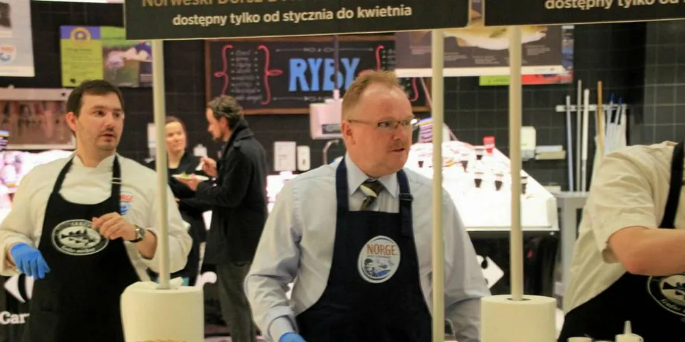 OLJE OG FISK: Fiskeriminister Per Sandberg (FrP) kan ikke si ja både til olje og fisk i Lofoten, mener Folkeaksjonen oljefritt Lofoten, Vesterålen og Senja. Her promoterer skrei i en Carrefour-butikk utenfor Gdansk i Polen.Arkivfoto: Anders H. Furuset
