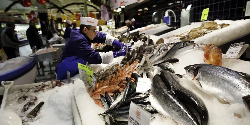 Fiskedisk på supermarkedkjeden Auchans butikk i Lille, Frankrike. Illustrasjonsfoto: Per Thrana