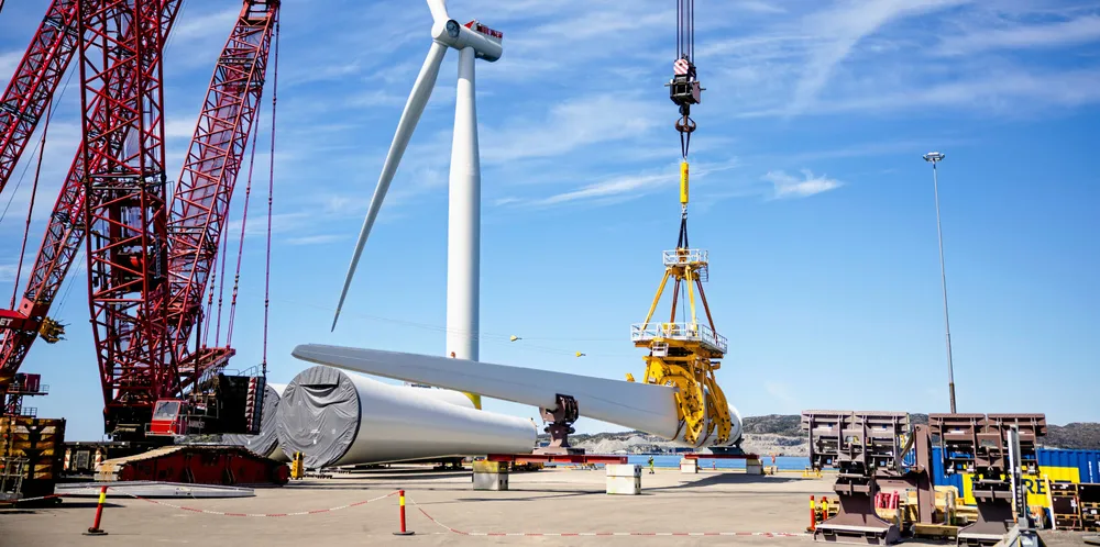 Det er et klart mål om at havvindsatsingen skal ha betydelige industrielle ringvirkninger langs hele kysten. Bildet viser monteringen av vindmøllene på til Hywind Tampen.