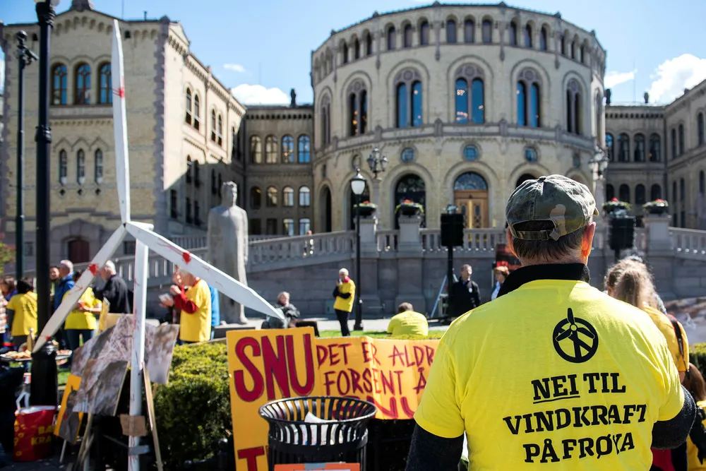 Den planlagte vindkraftutbyggingen i Norge vil påvirke og endre store områder med urørt natur og true biologisk mangfold. Bildet er fra demonstrasjon mot vindmøllepark på Frøya foran Stortinget tidligere i mai.