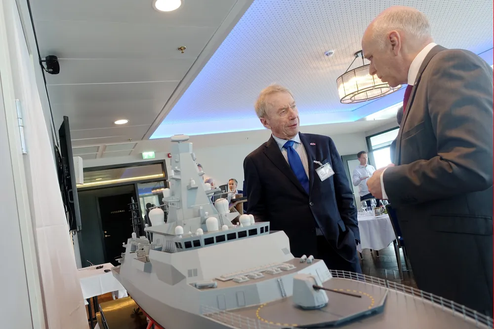 Umoe Mandal-eier Jens Ulltveit-Moe (til venstre) mener avtalen med Geoff Searle i britiske BAE Systems vil kunne bety minst 150 flere ansatte på verftet i Mandal i mange år fremover.