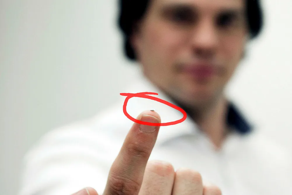 «Rusket» på pekefingeren til gründer Erik Fossum Færevaag er kjernen i sensorene til Disruptive Technologies, som blant andre Niklas Zenström har stor tro på. Med batteri og sender måler brikkene 2 x19x19 mm. Foto: Helge Skodvin
