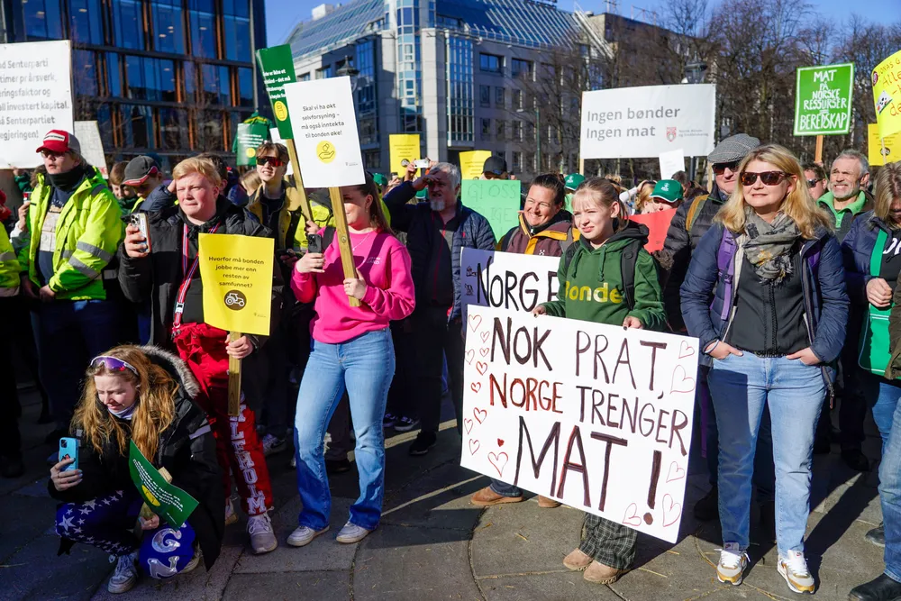 Bønder fra hele landet demonstrerer foran Stortinget mot Regjeringens landbruksmelding.