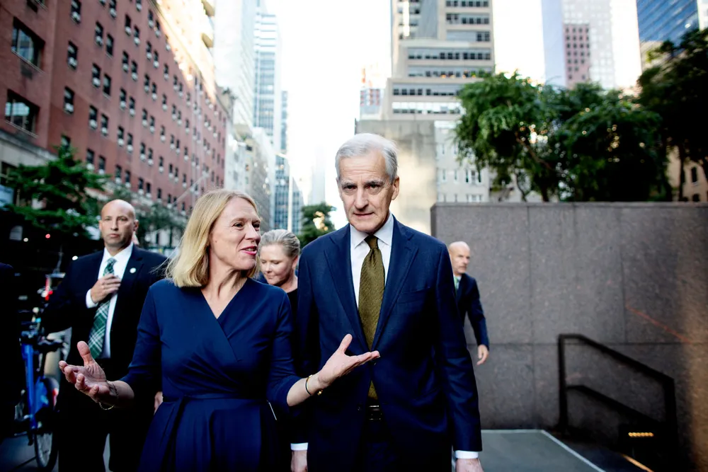 Statsminister Jonas Gahr Støre og utenriksminister Anniken Huitfeldt på vei til FN-hovedkvarteret i New York september 2022. Nå er det en annen amerikansk by hun skal operere i.