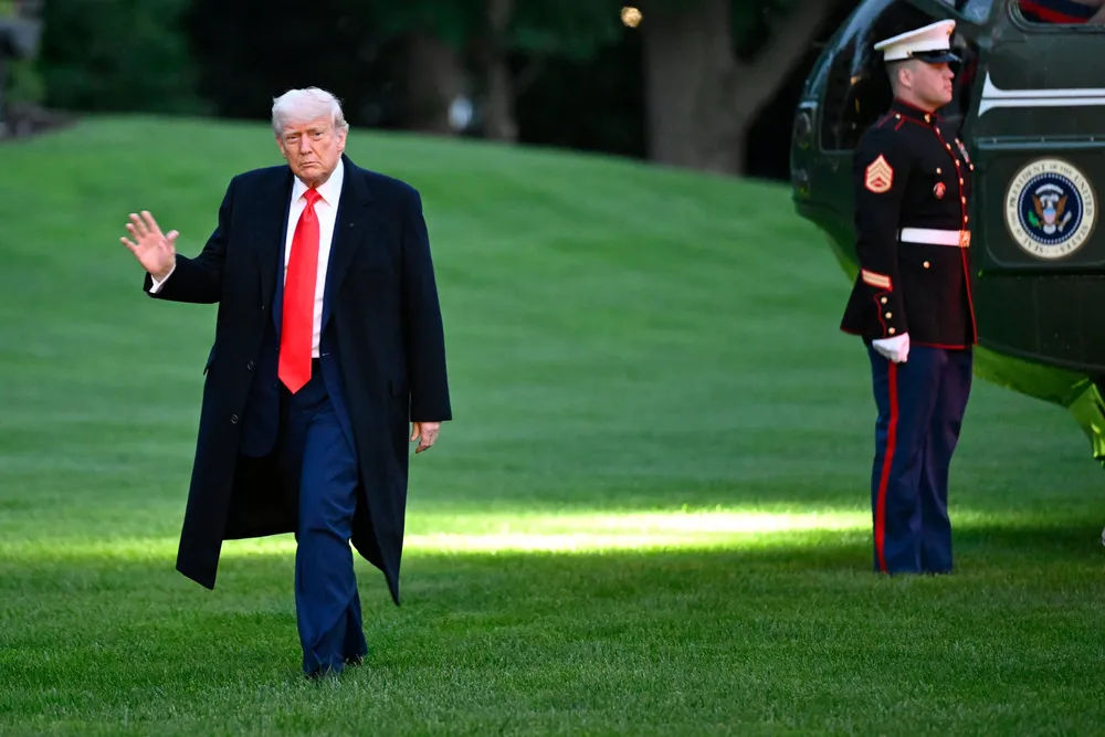 Trump på plenen i Det hvite hus torsdag. Fredag leverte han nye tolltrusler mot Europa.