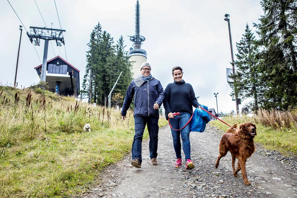Espen Bengston er strålende fornøyd med 30 prosent høyere heiskortsalg for anlegget på Tryvann. – Bransjen har hatt tidenes jubelsesong. Det er gøy, sier Camilla Sylling Clausen, generalsekretær i Alpinanleggenes Landsforening. Foto: Gunnar Blöndal
