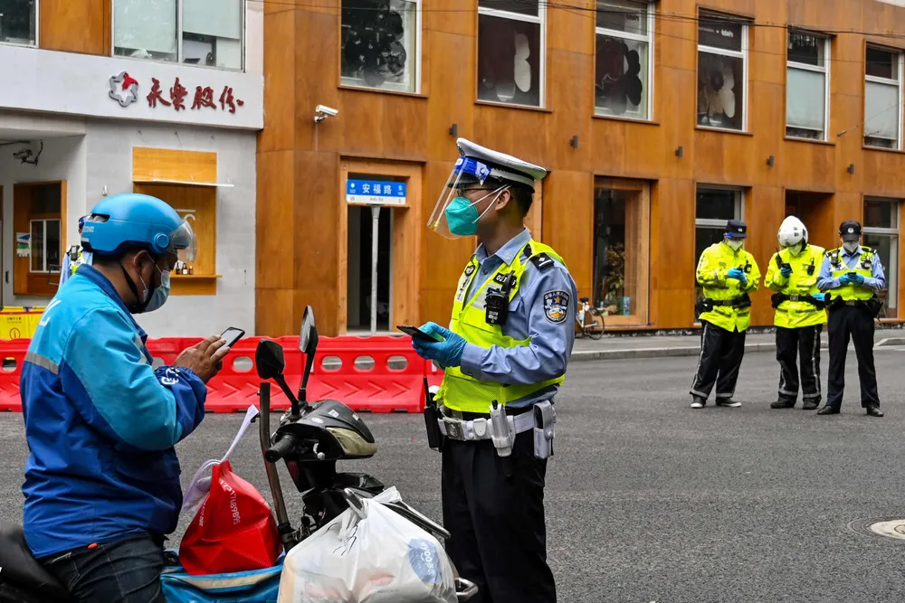 Finansmetropolen Shanghai er i ferd med å gjenåpne, men med fortsatt strenge restriksjoner og bruk av qr-koder på mobilapper for å kunne forlate boligene. Her fra bydelen Xuhui på søndag.