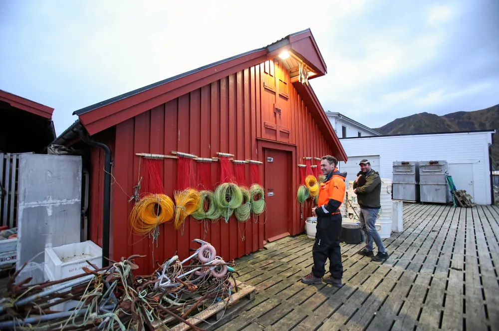 Sjarkfiskerne Arnt Johansen og Ole Jacob Wangsvik drifter med line med base på Ballstad.