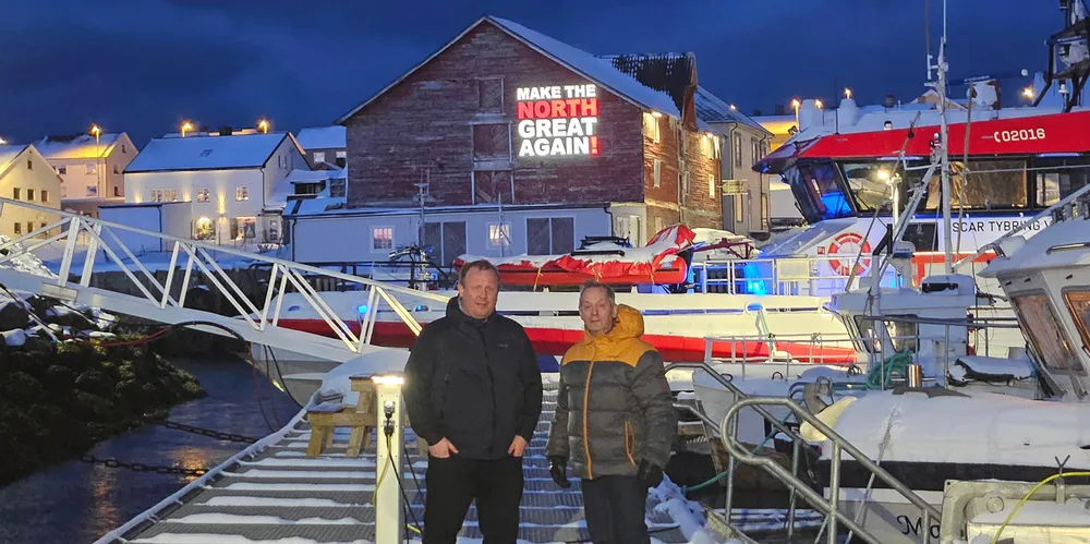 Bivdus leder Inge A. Eriksen (t.h.) her med ordfører i Vardø, Tor-Erik Labahå for å diskutere konsekvenser av kvotenedgangen.