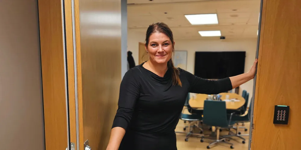 Fiskeri- og havminister Cecilie Myrseth (Ap), her på sitt kontor i Nærings- og fiskeridepartementet.