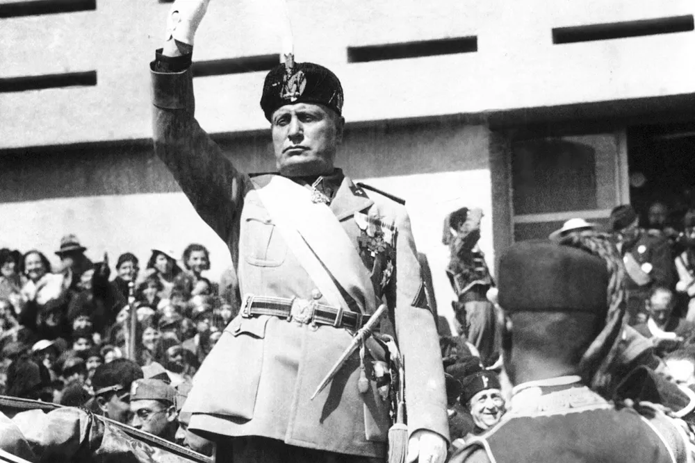 En hilsen fra fortiden: Fascismens frontmann Benito Mussolini i Libya i 1937.