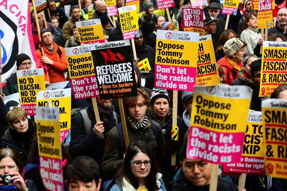 Motdemonstranter tok til gatene for å vise sin avsky mot en pro-brexit-marsj i regi av innvandringsfiendtlige Ukip i London søndag.