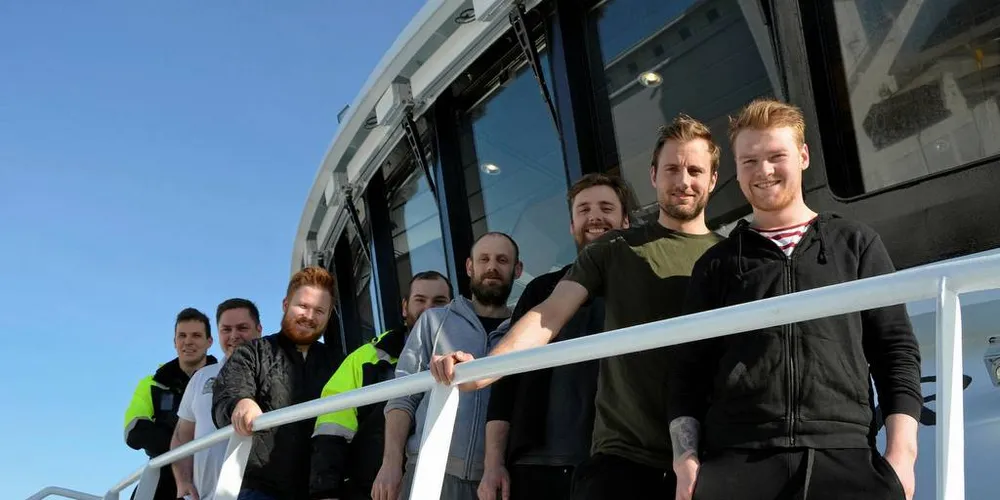 REKORDFANGST: En del av mannskapet på «Veidar» som var med på å levere rekordfangsten fra nybåten i solskinnet i Ålesund fredag formiddag. Fra venstre: Odd Arne Fjørtoft, Audun Skjong, Patrick Roaldsand, Emil Gashi, Jonas Gustafson, Karl Erik Blindheim, Ole Martin Godø og Kristoffer Fosse.Foto: Einar Lindbæk