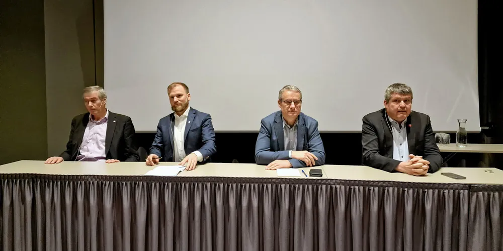 Statssekretær Vidar Ulriksen (Ap), Willfred Nordlund (Sp), Olve Grotle (H) og Bengt Rune Strifeldt (Frp) debatterte på årsmøtet til nye Nord Fiskarlag på Gardermoen onsdag.