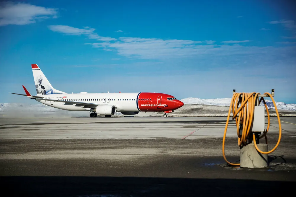 Norwegian må høyne billettinntektene og håpe på lav oljepris, skriver artikkelforfatteren. Her et Norwegian-fly på Kirkenes lufthavn.