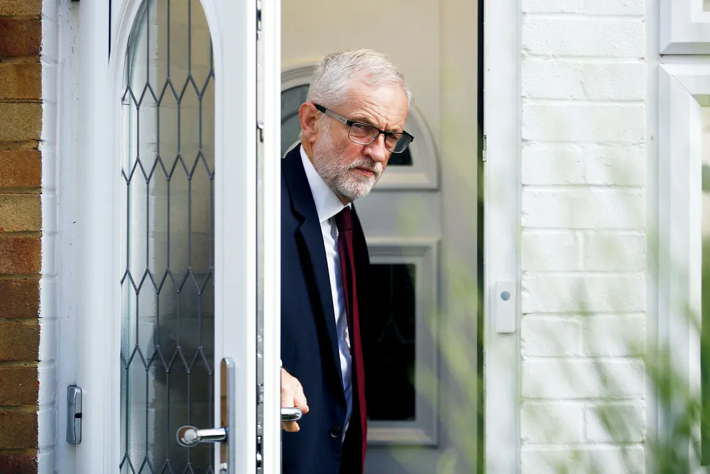 Labour-leder Jeremy Corbyn på vei ut av sitt hjem i London. Han håper nå på å flytte inn i Downing Street 10, men det er fortsatt altfor tidlig å bestille flyttebil.