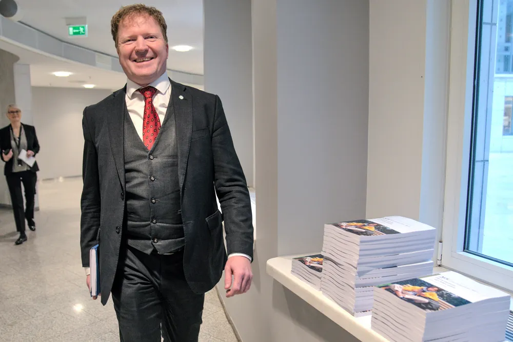 Kommunal- og distriktsminister, Sigbjørn Gjelsvik (Sp), før overleveringen av en rapport han faktisk ville ha. Ikke den om mulig påvirkning av valg gjennom EØS-motstand.