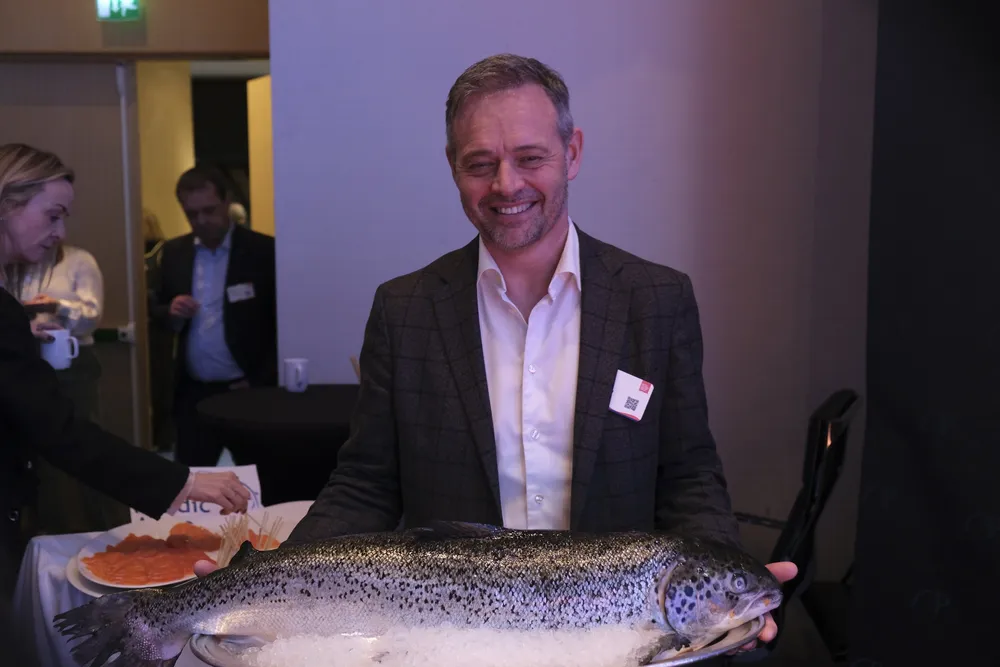 Adm.dir. Ragnar Joensen i Nordic Aqua Partners med en fisk fra selskapets anlegg i Kina