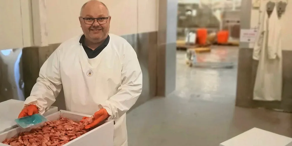 GODE PRISER: Snittprisen til fisker var rekordhøy i juni med 110,5 kr/kilo. Her daglig leder Frank Hansen ved Sjøland, som også opplever stor pågang og et bedre salg i år sammenlignet med fjoråret.