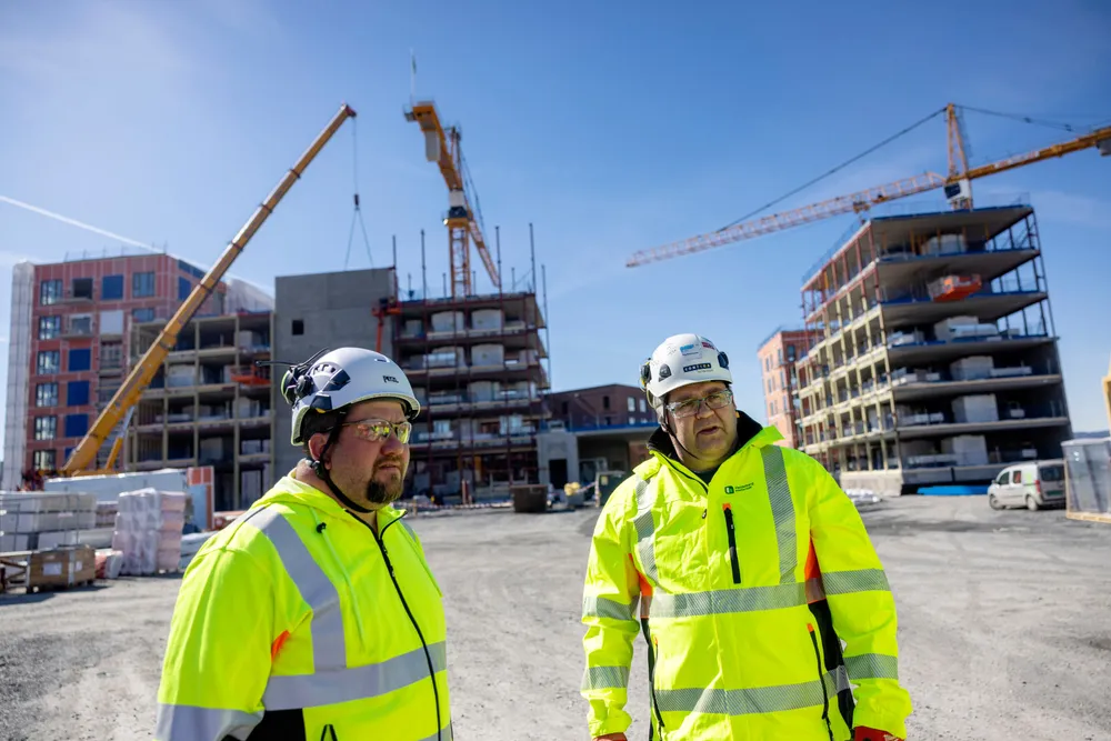 – Vi har full stans i byggeprosessen, sier prosjektleder Raymond Rotberget i Heidelberg Materials til høyre. Ved hans side står montasjebass Tony Björklund i samme selskap.