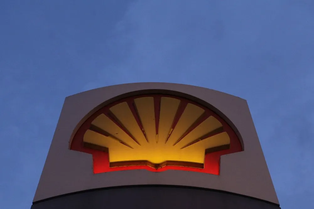 Shell pay boss steps down
