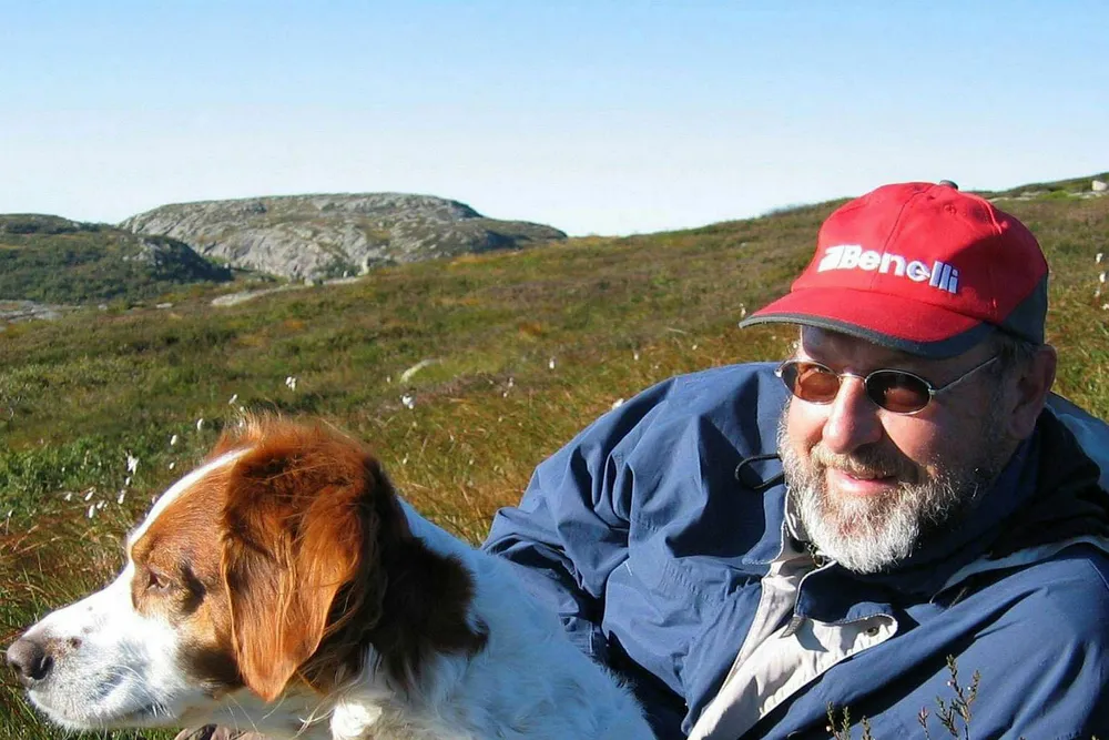 Investor, teknologigründer og vindkraftmotstander Helge B. Risnes på heia i Kvinesdal der det er planlagt en rekke vindmøller.
