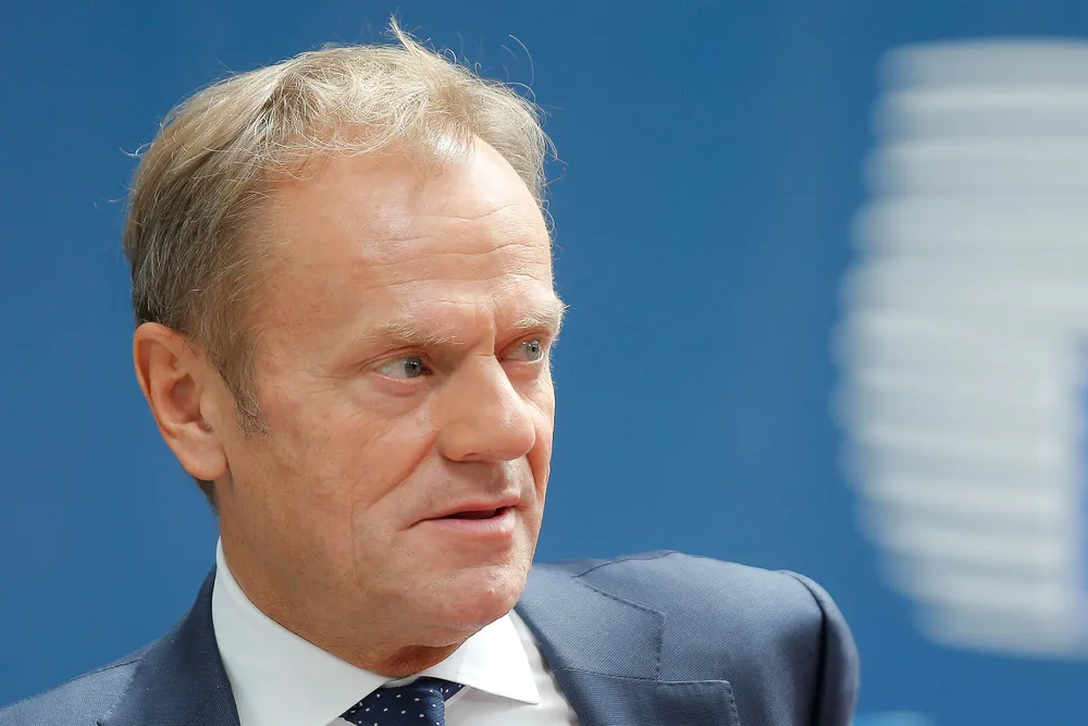 EUs president Donald Tusk kaller inn til ekstraordinært møte i EU for å nå enighet om fordelingen av toppjobbene i Brussel.