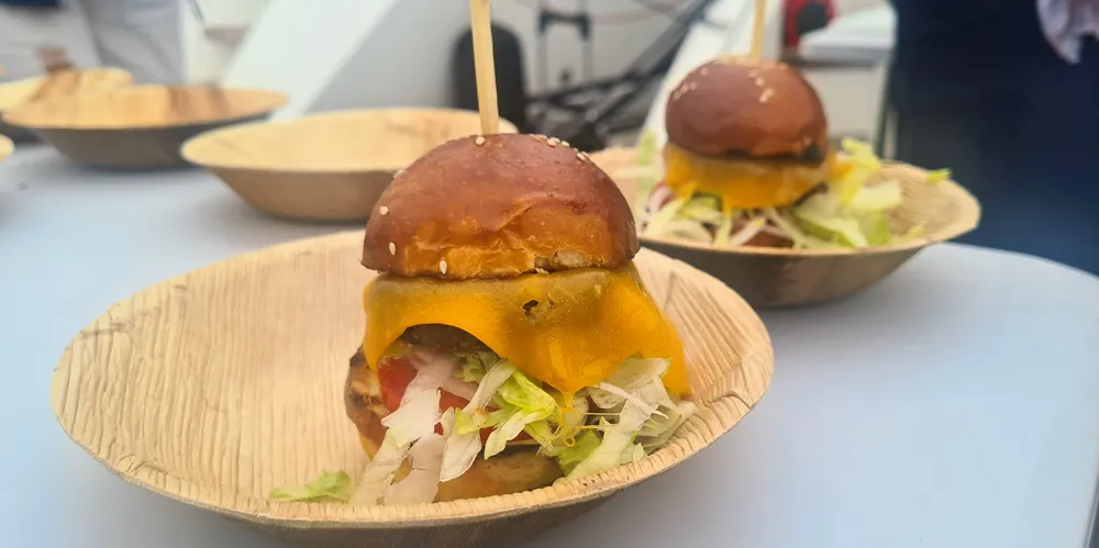 Burger laget av sjøpølse, tunikater og litt erter, servert under Arendalsuka. Den er produsert av svenske Marine Taste, som eies av Fredrikstad-selskapet Pronofa
