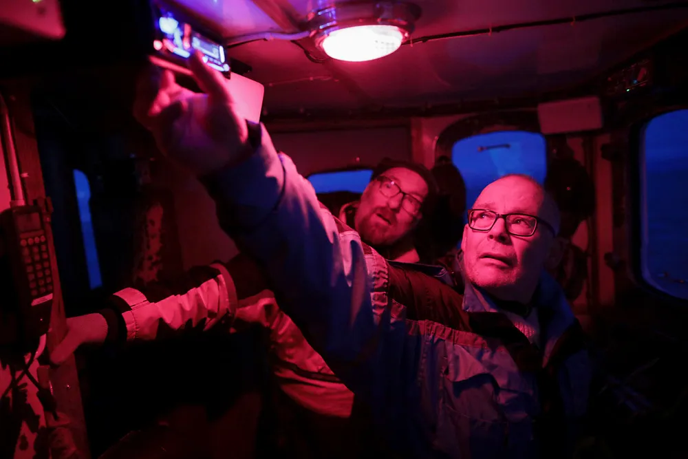 «No signal», står det med firkantede hvite bokstaver på den sorte skjermen, når fiskerne Jan Fredriksen og Tom Kristiansen prøver å få inn dab i havgapet fra Skårvågen til Nykvågen i Vesterålen. Foto: Marius Fiskum