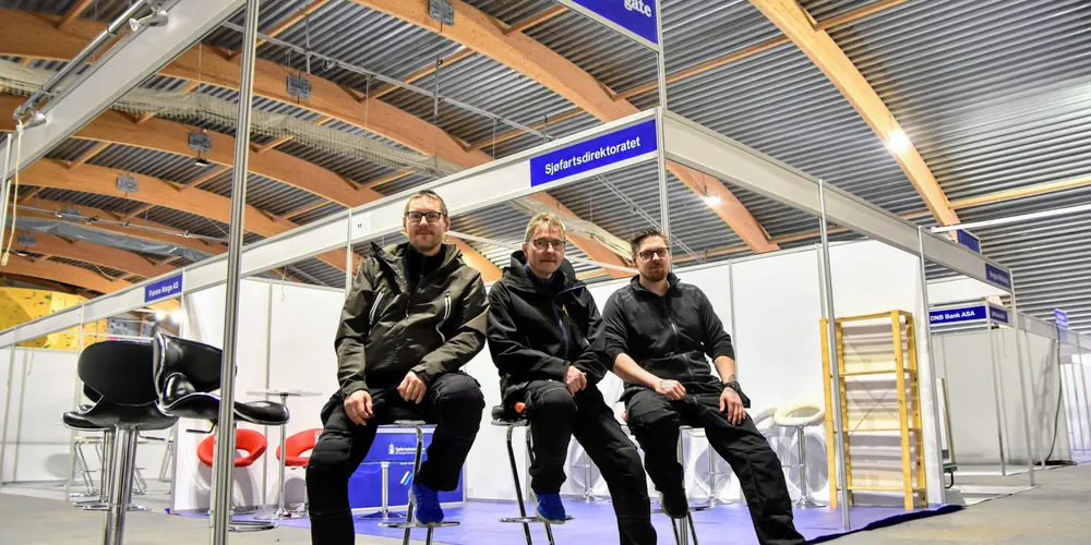Messesjef Arne Walter Mørch i Lofotstand AS (midten) har god hjelp fra sønnene Fredrik (t.v.) og Haakon (t.h) i oppkjøringa til LofotFishing, som går av stabelen i Kabelvåg 1.–3. april.