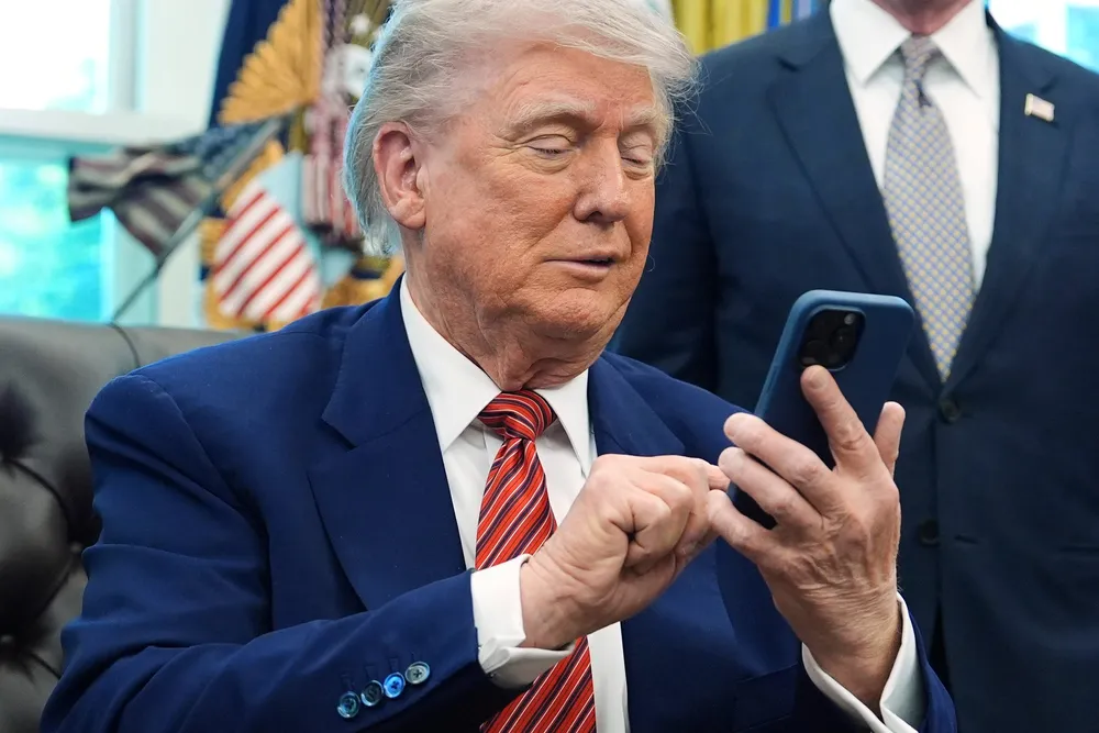 President Donald Trump venter fortsatt på at Kinas president, Xi Jinping, aksepterer en telefonsamtale mellom de to topplederne.