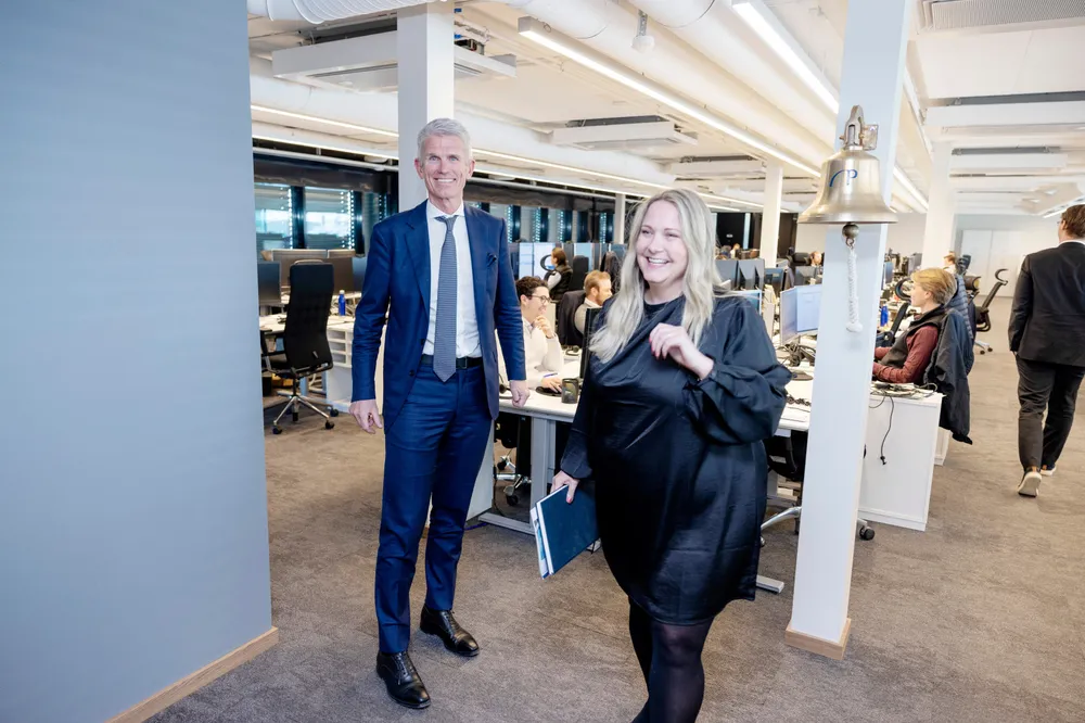 På en av stolpene ved meglerbordet henger skipsklokken som ringer hver gang en transaksjon gjennomføres. Toppsjef Christian Jomaas og finansdirektør Camilla Kempe i Pareto Securities må ringe inn et resultatfall etter fjoråret.