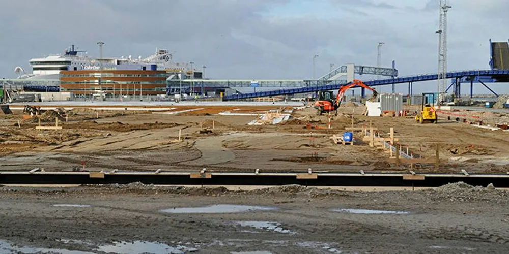 Det nye anlegget til Hav Line i Hirtshals havn er nå i ferd med å bli bygget. 16.000 kvadratmeter fundament er nå ferdig støpt like ved fergeanløpene til Norge og Færøyene.Foto: Hirtshals havn