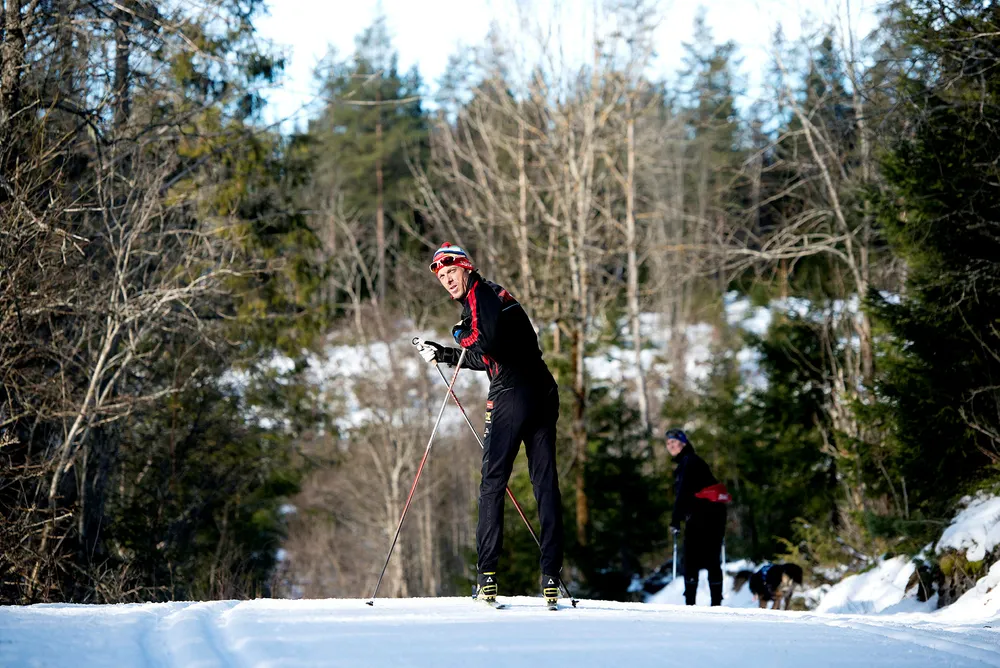 Anders Aukland staker seg gjennom Lommedalen i sin 25. sesong som seniorløper. Den første femmila i Holmenkollen gikk han i 1993. Foto: Mikaela Berg