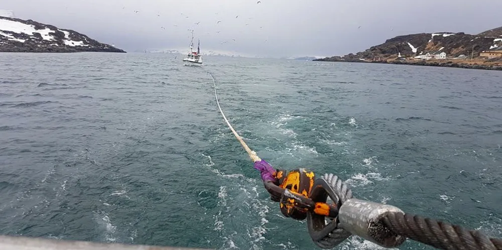 For redningsskøytene spenner oppdragene fra rutinemessig assistanse, til dramatiske forlis. Her taues en sjark med problemer.