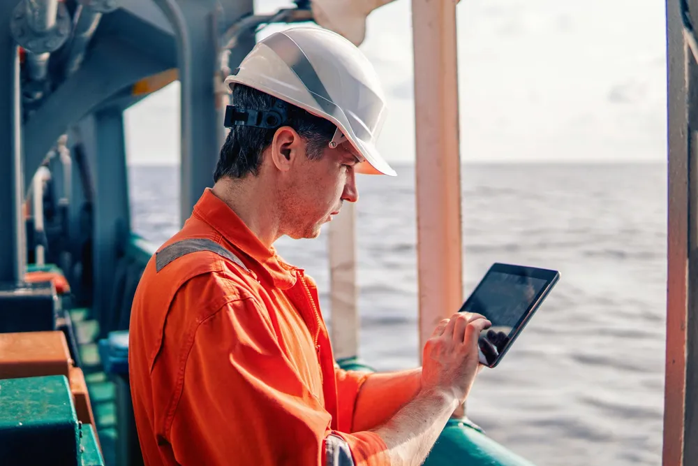Distraction from mobile phone use on ships is killing seafarers ...