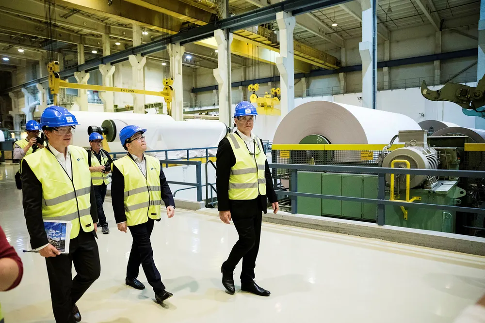 I mai var investeringsdirektør John Chiang (i midten) fra hedgefondet Oceanwood på omvisning på Norske Skog Saugbrugs i Halden etter at det ble klart at fondet vant budkampen om papirkonsernet. Her akkompagnert av Norske Skog-sjef Lars Sperre (til venstre) og styreleder Sven Ombudstvedt. Foto: Per Thrana